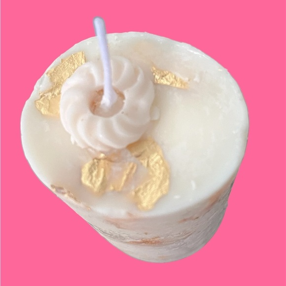 Luxurious White and Gold Scented Candle🕯️ (with donut on top) NO OFFERS - Picture 3 of 7